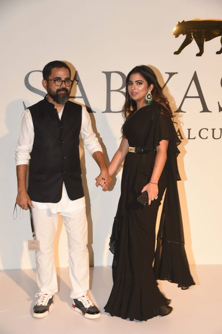 ईशा अंबानी भी इस शो में पहुंचीं. सब्यसाची के साथ उनकी ये तस्वीर देखने को मिली.