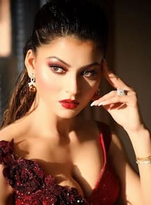 नहाते हुए तस्वीर पोस्ट कर पुरानी यादें ताजा रही है एक्ट्रेस उर्वशी, देखें तस्वीरें