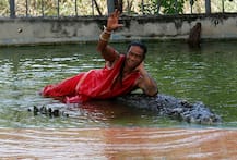 OMG! मगरमच्छ के मुंह में हाथ और सिर डाल दिया इस आदमी ने, जानें क्यों
