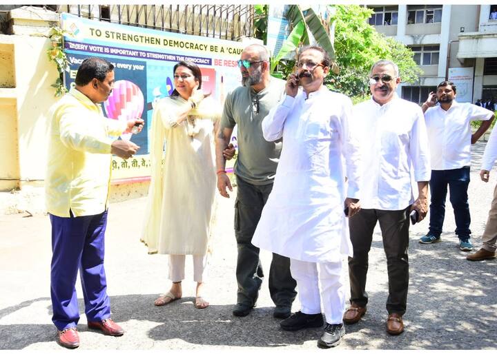 कुछ समय पहले ऐसी खबरें आईं थीं कि संजय दत्त भी लोकसभा चुनाव लड़ने वालेहैं. लेकिन खुद संजय ने चुनाव लड़ने से इंकार किया था. संजय ने कहा था कि वो लोकसभा चुनावों में प्रिया दत्त को सपोर्ट करेंगे.