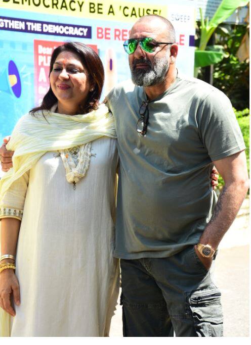 आज जब प्रिया नॉमिनेशन दाखिल करने पहुंचीं तो भाई संजय के साथ कुछ इस अंदाज़ में पोज किया.