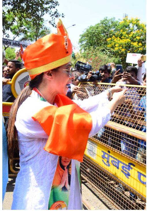 उर्मिला मातोंडकर ने 27 मार्च को कांग्रेस अध्यक्ष राहुल गांधी से मुलाकात की थी और कांग्रेस में आधिकारिक तौर पर शामिल हुई थीं.