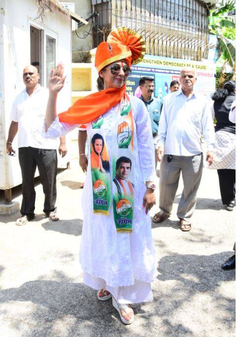 आज जब उर्मिला नॉमिनेशन फाइल करने पहुंचीं तो उन्होंने जो कुर्ता पहन रखा था उस पर राहुल गांधी, सोनिया गांधी के साथ-साथ कांग्रेस का चुनाव चिह्न छपा हुआ था.