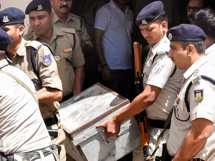 कमलनाथ के करीबियों पर छापेमारी में अबतक 14.6 करोड़ बरामद, 281 करोड़ के अघोषित कैश कलेक्शन का भी पता चला Rs 281-Crore Cash Collection Scam Found In Madhya Pradesh Says income tax कमलनाथ के करीबियों पर छापेमारी में अबतक 14.6 करोड़ बरामद, 281 करोड़ के अघोषित कैश कलेक्शन का भी पता चला