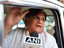 IT रेड में खुलासा, हवाला के जरिए दिल्ली में बड़ी पार्टी के दफ्तर भेजे गए 20 करोड़, अहमद पटेल के अकाउंटेंट पर भी छापा