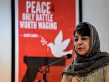 धारा 370: महबूबा की BJP को चेतावनी- ‘आग से नहीं खेलें, ना समझोगे तो मिट जाओगे ऐ हिंदुस्तां वालों’