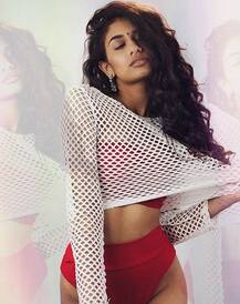 मॉडलिंग भी करती है ये मेकअप आर्टिस्ट, तस्वीरें हैं बेहद हॉट