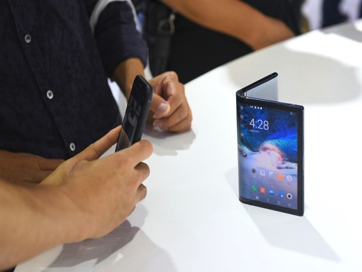 Foldable phones to reach 30 million units by 2023- study साल 2023 तक फोल्डेबल फोन 30 मिलियन यूनिट्स तक पहुंचने की उम्मीद