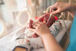 World Prematurity Day : चाळीशीतील गर्भधारणेमुळे वाढतोय मुदतपूर्व जन्माचा धोका, प्रीमॅच्युअर बाळांना कोणत्या समस्यांना सामोरं जावं लागतं?