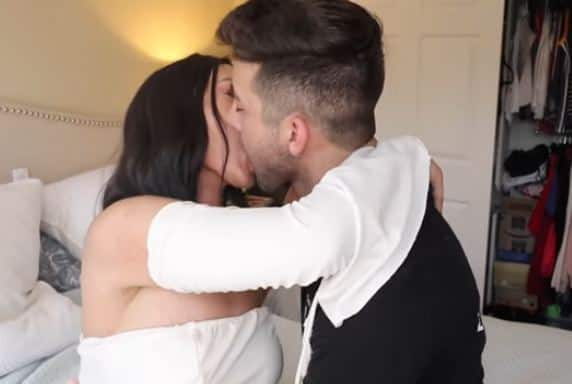 हैरानी की बात ये है कि क्रिस और कैथलिन एक बार नहीं बल्कि कई-कई आपस में एक-दूसरे को चूमते हैं. 