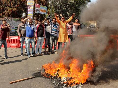 जम्मू-कश्मीर: किश्तवाड़ में RSS नेता की हत्या से तनाव, कर्फ्यू लगा, इंटरनेट सेवाएं भी बंद जम्मू-कश्मीर: किश्तवाड़ में RSS नेता की हत्या से तनाव, कर्फ्यू लगा, इंटरनेट सेवाएं भी बंद