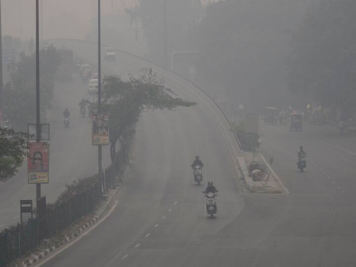 Varanasi's air quality deteriorating Delhi victim negligence दुनिया के 15 प्रदूषित शहरों में 14 भारत के, पीएम मोदी का वाराणसी तीसरे नंबर पर- रिपोर्ट