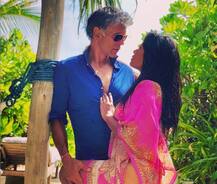 पत्नी अंकिता कुंवर के साथ मिलिंद सोमन की ये HOT तस्वीरें हो रही हैं वायरल