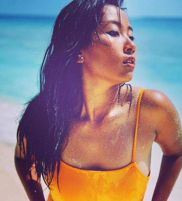 तस्वीर में अंकिता जहां गुलाबी परिधान में नजर आ रही है, वहीं मिलिंद ने शॉर्ट्स के साथ नीले रंग की कमीज पहन रखी है.