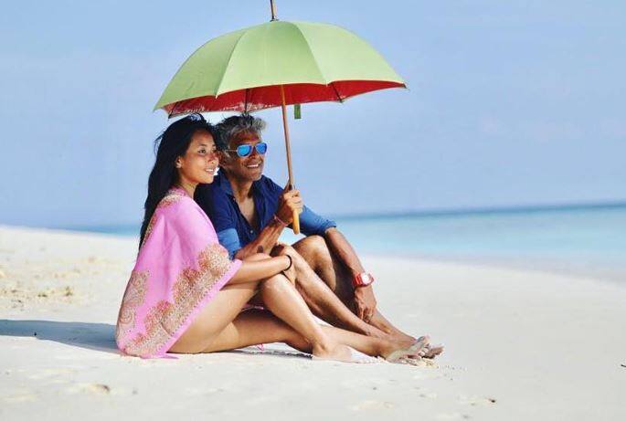 इसके पहले साझा की गई तस्वीरों में दोनों समुद्र के किनारे दौड़ लगाते नजर आ रहे थे.