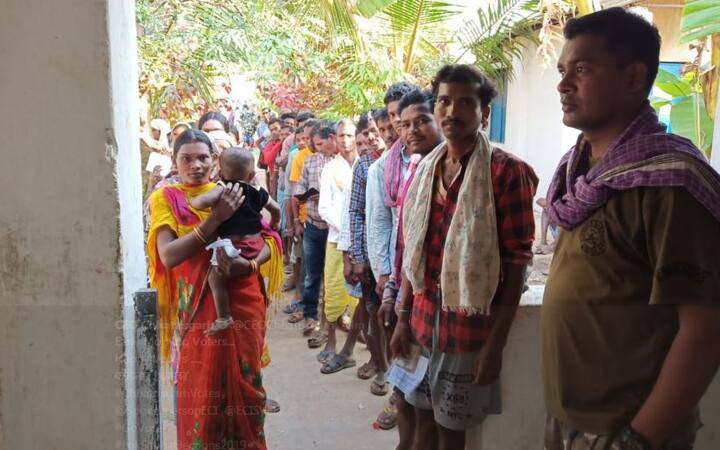ये तस्वीर छत्तीसगढ़ के बस्तर के एक मतदान केंद्र की है. यहां बड़ी संख्या में मतदाताओं की भीड़ दिख रही है. छत्तीसगढ़ में आज सिर्फ एक ही सीट बस्तर में मतदान है. 
