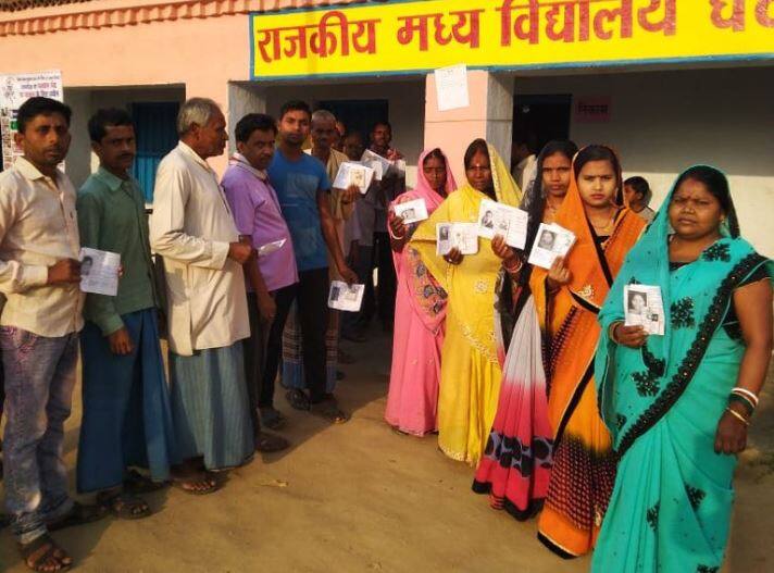 बिहार के गया में एक मतदान केंद्र के बाहर मतदाताओं की लंबी कतार. बिहार में आज पहले चरण में औरंगाबाद, गया, नवादा और जमुई में चुनाव हो रहे हैं. 