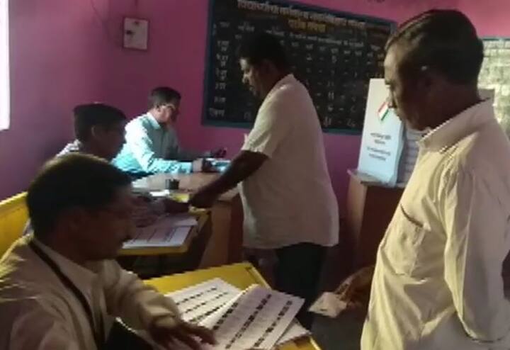 महाराष्ट में आज 7 सीटों पर चुनाव हो रहा है. इन 7 सीटों पर 116 उम्मीदवार मैदान में हैं. पिछली बार यहां की सातों सीटें एनडीए (बीजेपी 5 और शिवसेना 2) ने जीती थी.