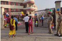 लोकतंत्र के महापर्व की झलकियां: वोटिंग जारी, अनेक बूथों पर मतदाताओं के स्वागत में बिछे हैं रेड कार्पेट