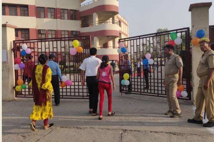 ये तस्वीर गाजियाबाद के इंदिरापुरम स्थित डीपीएस स्कूल में बनाए गए एक मतदान केंद्र की है. यहां सुबह सात बजे से पहले ही मतदान के लिए लोग आने लगे थे. मतदान की प्रक्रिया यहां शांतिपूर्ण तरीके से चल रही है.