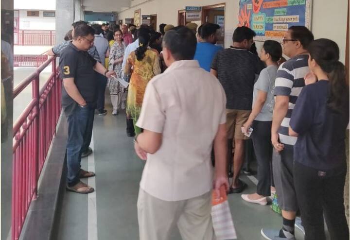 गाजियाबाद में इस बार बीजेपी के वीके सिंह का मुकाबला कांग्रेस की डॉली शर्मा और समाजवादी पार्टी के सुरेश बंसल से है. साल 2014 में बीजेपी के वी के सिंह ने 'मोदी लहर' में काफी मतों से जीत दर्ज की थी.