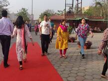 लोकतंत्र के महापर्व की झलकियां: वोटिंग जारी, अनेक बूथों पर मतदाताओं के स्वागत में बिछे हैं रेड कार्पेट