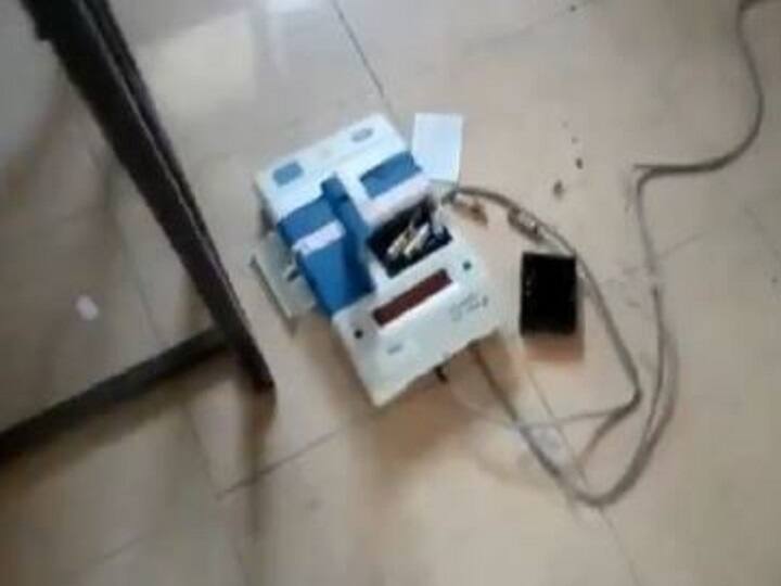 lok sabha election 2019 jana sena candidate arrested for damaging evm Lok Sabha Election 2019: आंध्र प्रदेश में कैंडिडेट ने उठाकर पटकी ईवीएम, हुआ गिरफ्तार, देखें वीडियो