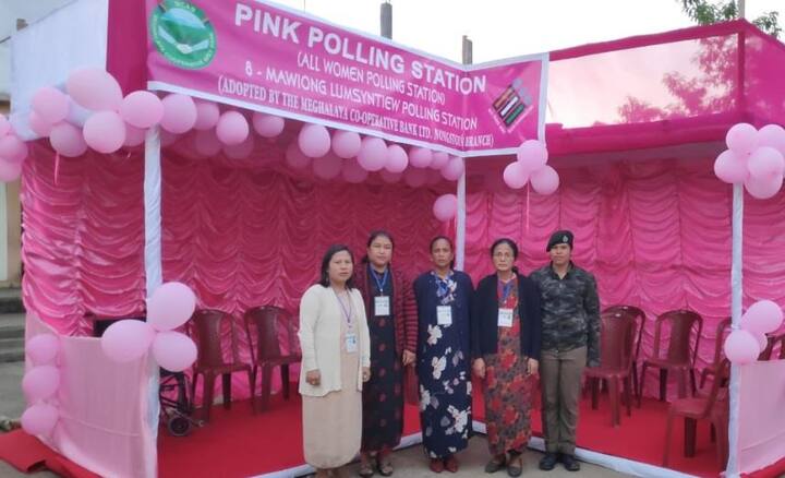 यह तस्वीर मेघालय की है. यहां महिलाओं के लिए अलग से पोलिंग बूथ बनाया गया है और इसे पिंक बूथ का नाम दिया गया है. मतदान के शुरू होने से कुछ देर पहले की ये तस्वीर है.