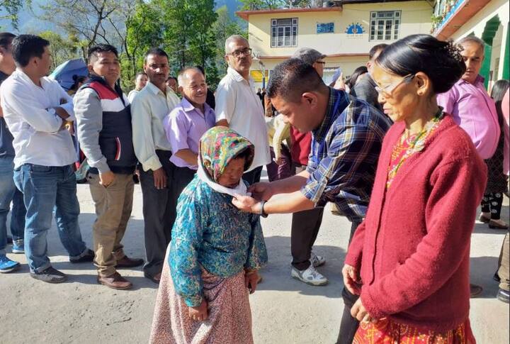 लोकतंत्र के महापर्व में सभी उम्र के लोग काफी जोश और उत्साह के साथ अपने मताधिकार का प्रयोग कर रहे हैं. इस दौरान कुछ ऐसे मतदाता भी वोट करने के लिए आए जिनकी उम्र 100 साल से भी अधिक है. वो खुद के सहारे चल नहीं पा रहे थे, लेकिन लोकतंत्र को मजबूत करने के लिए वोट देने आए. देखें ऐसी ही खूबसूरत तस्वीरें.