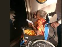 लोकतंत्र का महापर्व: उम्र को धता बता मतदान करने पहुंचीं 107 साल की बुजुर्ग महिला