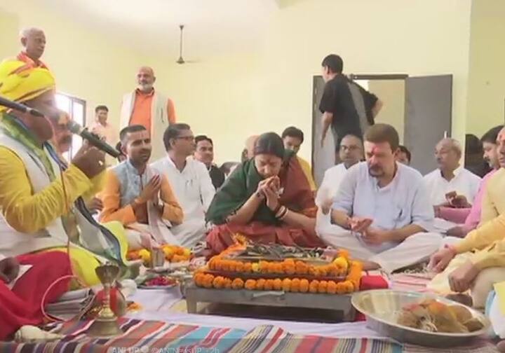 नामांकन दाखिल करने से पहले ईरानी स्थानीय बीजेपी कार्यालय पहुंचीं. जहां उन्होंने पूरे विधि-विधान से हवन-पूजन किया. स्मृति ईरानी रोड शो में भी हिस्सा लेंगे. बताया जा रहा है कि स्मृति ईरानी नामांकन पर्चा दाखिल करने के बाद एक रैली को भी संबोधित करेंगी.