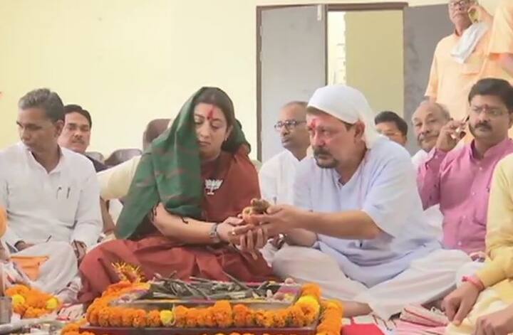 अमेठी लोकसभा संसदीय सीट से केंद्रीय मंत्री और बीजेपी के उम्मीदवार स्मृति ईरानी आज अपना नामांकन पर्चा दाखिल करेंगी. नामांकने से पहले इससे पहले स्मृति ईरानी ने बुढ़न माई मंदिर के पास बने पार्टी कार्यालय पर पति जुबिन भाई ईरानी के साथ पूजा अर्चना की.