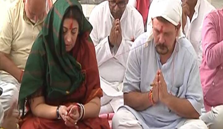 चुनाव के बारे में बात करते हुए स्मृति ईरानी ने कहा था कि भगवान राम का वनवास भी 14 साल का था. अमेठी का वनवास 15 साल से चल रहा है. अमेठी की जनता को 23 मई को विकास की दीवाली मनानी है. अमेठी के निवासियों को वनवास समाप्त करना है और विकास की गंगा घर घर ले जानी है.