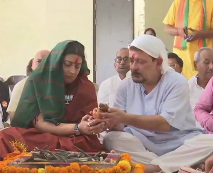 अमेठी हमेशा से कांग्रेस खासकर नेहरू-गांधी परिवार का गढ़ रहा है. राहुल गांधी पिछले 15 साल से यहां के सांसद हैं. वर्ष 2014 में हुए लोकसभा चुनाव में भाजपा प्रत्याशी स्मृति ईरानी ने उन्हें कड़ी टक्कर दी थी. इस बार वह फिर उनके मुकाबले खड़ी हैं.