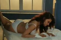 दुबई में है शर्लिन चोपड़ा, चादर लपेटे पोस्ट की ये हॉट तस्वीर, देखें यहां