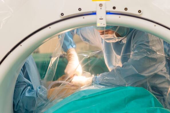 आज हम आपको एक महिला के बारे में बताने जा रहे हैं जो 99 साल तक जिंदा रही लेकिन हैरानी की बात ये थी कि उसके बॉडी के ऑर्गन गलत जगह थे. जानें क्या है मामला.