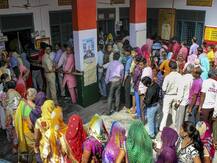 लोकसभा चुनाव: पहले चरण में छिटपुट हिंसा, पश्चिम बंगाल में सबसे अधिक 81%, बिहार में सबसे कम 53% मतदान