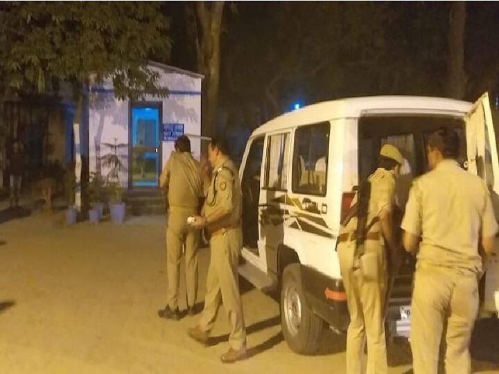 नोएडा: पोलिंग बूथ पर बीजेपी और एसपी-बीएसपी समर्थकों के बीच जमकर पथराव Stone Pelting incident reported to have occured in Gautam Buddh Nagar Lok Sabha seat नोएडा: पोलिंग बूथ पर बीजेपी और एसपी-बीएसपी समर्थकों के बीच जमकर पथराव