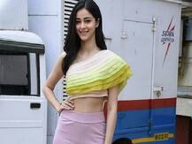 VIDEO: ट्रेलर लॉन्च के मौके पर करण ने की अनन्या की खिंचाई, कहा- शाहरुख के घर में ऐसे घूमा करती थी और आज..