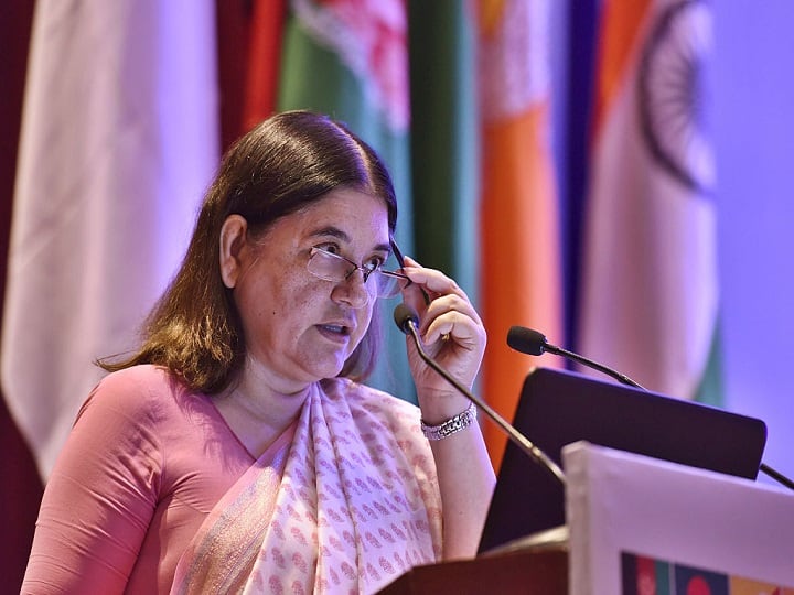 EC has taken cognisance of Menka Gandhi Statement on Muslims in Sultanpur मुस्लिमों को धमकी वाले मेनका गांधी के बयान पर EC ने लिया संज्ञान, कारण बताओ नोटिस जारी