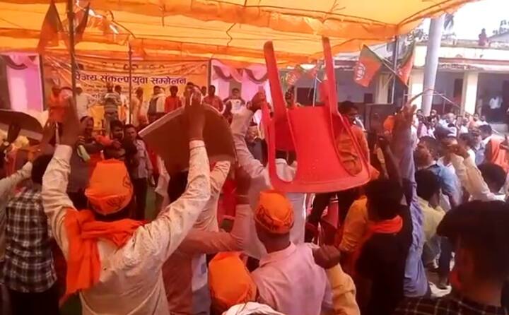 संतकबीरनगर में जूताकांड की आग कम होती नजर नहीं आ रही है. ताजा मामला संतकबीरनगर का है जहां बीजेपी प्रदेश अध्‍यक्ष महेन्‍द्र नाथ पाण्‍डेय के विजय संकल्‍प युवा सम्‍मलेन में पहुंचने से पहले जूताकांड से चर्चा में आए सांसद और विधायक दोनों के समर्थक आपस में भिड़ गए. वहां पर जमकर हंगामा हुआ और दोनों के समर्थकों ने कुर्सियों पर गुस्‍सा उतार दिया. प्रशासन ने कार्यक्रम को रद्द कर दिया. नतीजा हवा में उड़ रहा बीजेपी प्रदेश अध्‍यक्ष महेन्‍द्र नाथ पाण्‍डेय का हेलीकॉप्‍टर वापस चला गया.