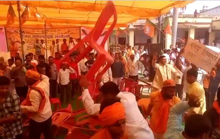 विजय संकल्‍प युवा सम्‍मलेन में बतौर मुख्‍य अतिथि सम्मिलित होना था. इस समारोह में जूता कांड से चर्चा में आए सांसद शरद त्रिपाठी और मेंहदावल से बीजेपी विधायक राकेश सिंह बघेल के समर्थक भी पहुंच गए. यहां पर सांसद शरद त्रिपाठी मुर्दाबाद के नारे लगने लगे. ये देखकर उनके समर्थकों को भी गुस्‍सा आ गया. दोनों के समर्थक आपस में भिड़ गए. इस दौरान प्रशासनिक अधिकारियों और पुलिस ने दोनों के समर्थकों को समझाने का प्रयास किया. कुछ ही देर में बात इतनी बिगड़ गई कि जूताकांड की आग कुर्सी कांड में तब्‍दील हो गई.