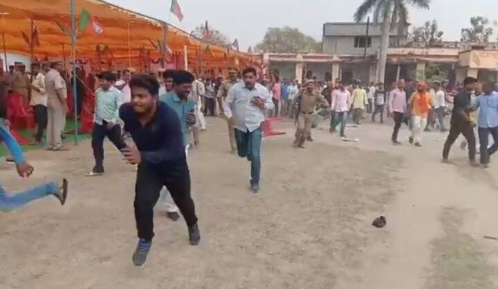 दोनों के समर्थकों ने जमकर कुर्सियां तोड़ीं. पुलिस ने उपद्रव कर रहे लोगों को दौड़ाकर बाहर खदेड़ा. इसकी सूचना हवा में उड़ रहे हेलीकाप्टर में बैठे बीजेपी प्रदेश अध्यक्ष डा. महेन्द्र नाथ पाण्डेय को दी गई. सूचना के बाद उनका हेलीकाप्टर वापस लौट गया. कार्यक्रम को रद्द कर दिया गया.