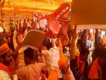 संतकबीरनगर: जूताकांड से चर्चा में आए सांसद और विधायक समर्थकों ने तोड़ीं कुर्सियां, वापस लौट गया BJP प्रदेश अध्यक्ष का हेलीकॉप्टर