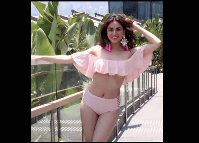 'मैं लक्ष्मी तेरे आंगन की', 'तुम्हारी पाखी' और 'ड्रीम गर्ल' जैसे सीरियल में स्वीट और सिंपल सा किरदार निभाने वाली यह टीवी एक्ट्रेस इन दिनों बुलंदियों पर हैं.