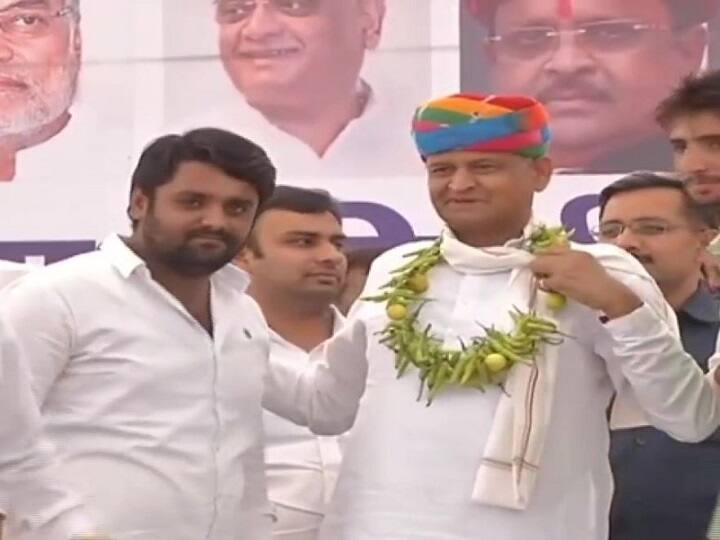 CM Ashok Gehlot garlanded with lemons and chillies by National Students चुनाव प्रचार के दौरान अशोक गहलोत को NSUI कार्यकर्ताओं ने पहनाई नींबू-मिर्च की माला