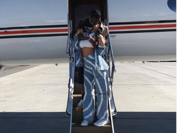 प्लेन के दरवाजे पर ब्वॉयफ्रेंड संग लिप लॉक करती दिखीं काइली जेनर, खूब वायरल है तस्वीर kylie jenner lip lock with boyfriend travis scott on the door of the plane प्लेन के दरवाजे पर ब्वॉयफ्रेंड संग लिप लॉक करती दिखीं काइली जेनर, खूब वायरल है तस्वीर