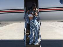 प्लेन के दरवाजे पर ब्वॉयफ्रेंड संग लिप लॉक करती दिखीं काइली जेनर, खूब वायरल है तस्वीर