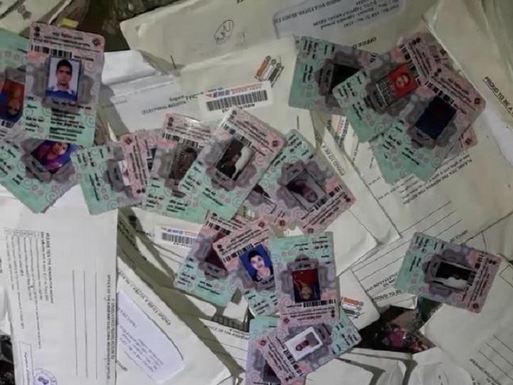 Lok Sabha Election 2019- Discarded voter ID cards found dumped in garbage disposal in Delhi दिल्ली: वोटिंग से पहले कचरे से मिले सैकड़ों वोटर कार्ड, BJP और AAP ने एक दूसरे पर लगाए साजिश के आरोप