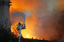 तस्वीरें: पेरिस का ऐतिहासिक चर्च नोट्रे-डेम आग लगने से तबाह, दूर-दूर तक दिखा धुएं का गुबार